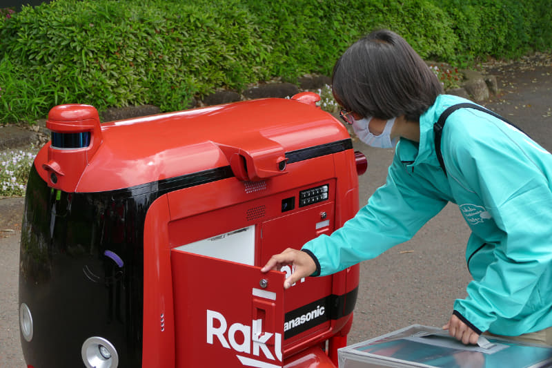 ロボットに注文された商品を積載するところ