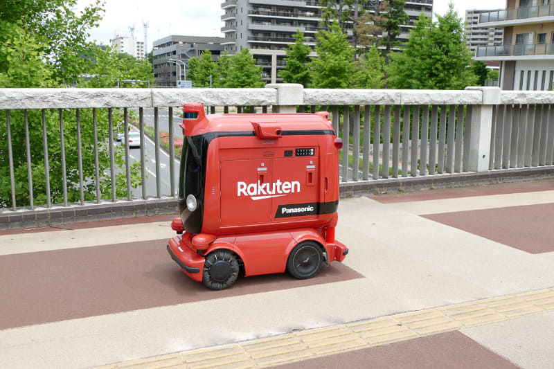 ロボットは時速4km程度で自動走行して商品を配送する