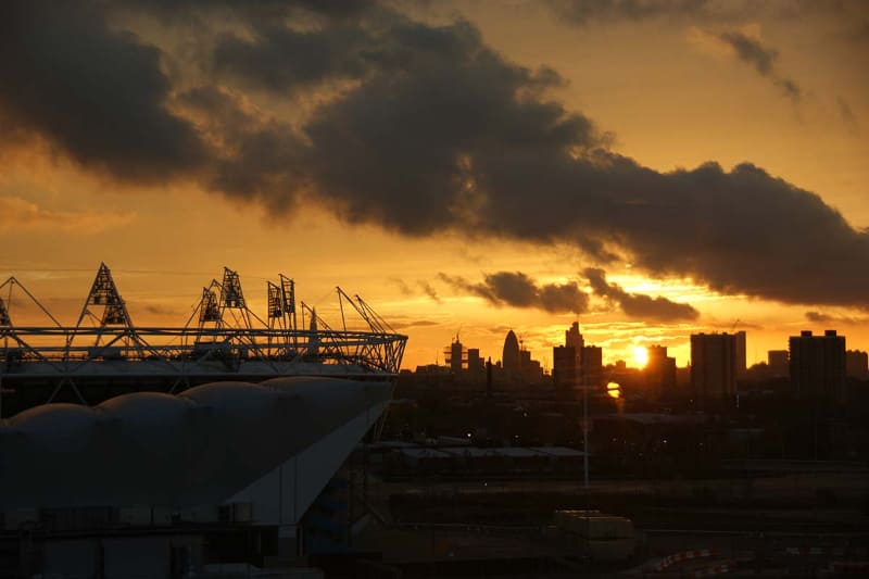 英ロンドンのストラットフォードにあるQueen Elizabeth Olympic Parkをバックに夕焼けを見る