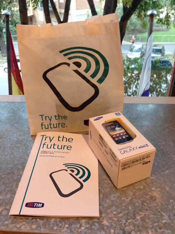 ミラノの街中で買い物や公共交通機関のモバイルNFCでの乗車体験をするためのキット。プリペイドである程度クレジットの入ったTIMのSIMが挿入されている