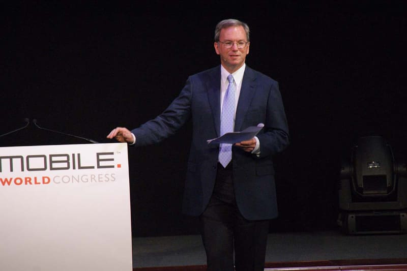 MWC 2011で講演するGoogleエグゼクティブチェアーマン(当時)のEric Schmidt氏。なお、前月にあたる2011年1月に同氏はGoogleのCEO職を降りているが、MWCでの登壇の目的の1つはGoogleの伸長を警戒する欧州キャリア関係者へのアピールが目的だったと考えられる