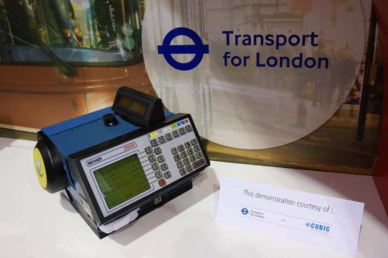 モバイルNFCでの交通系サービス利用も2012年ロンドン五輪での目玉だった。当時はフェイズ1と呼ばれる「Fare Capping」のない料金青天井の状態で、最初期は地下鉄(Underground)では利用できず、バスのみが対象だった。2012年11月にフランスのパリで開催されたCartes 2012にて撮影