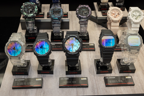 G-SHOCK、ガラス全面が七色に光る“レインボー蒸着”の3機種 - Impress Watch