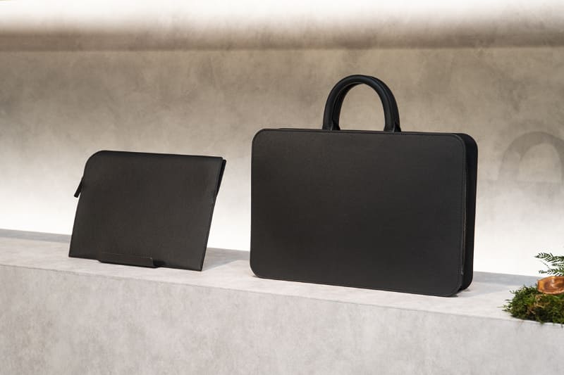 土屋鞄製造所 スリムケース(左)、スクエアバッグ(右)