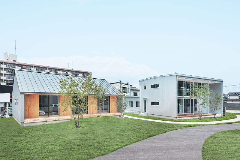 陽の家(左)、木の家(右)