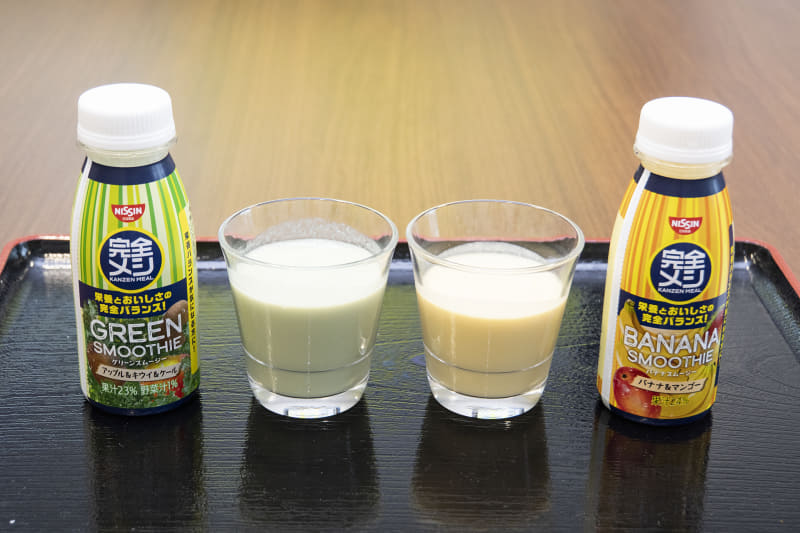 アップル、キウイ、ケールなどが入った爽やかな「グリーンスムージー」と、バナナをベースにマンゴーを加えたフルーティな「バナナスムージー」
