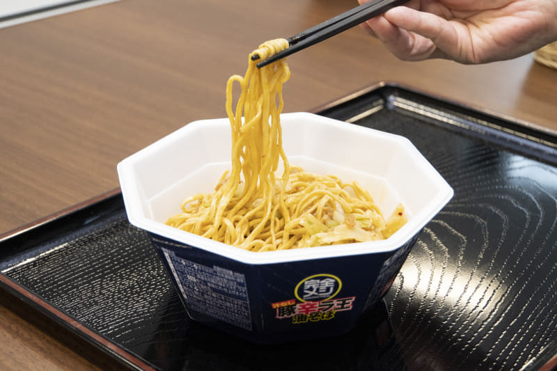 太麺に濃厚だれがよく絡み、箸が止まらなくなるほどヤミツキになる味