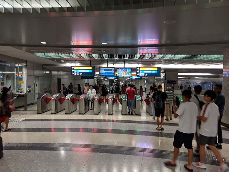 オープンループ乗車システムを2017年に試験導入、翌年より本格運用を始めたシンガポールのMRT。Marina Bay Sandsの最寄りであるBayfront駅にて