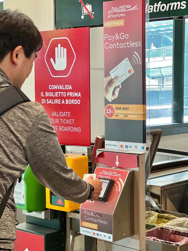 イタリアのミラノではオープンループ乗車に対応するほか、1日券などで既存の磁気切符の利用も可能。ミラノも国際都市の一種であり、訪問する外国人向けのサービスとしての意味合いが強い(写真提供：ぴちきょ)