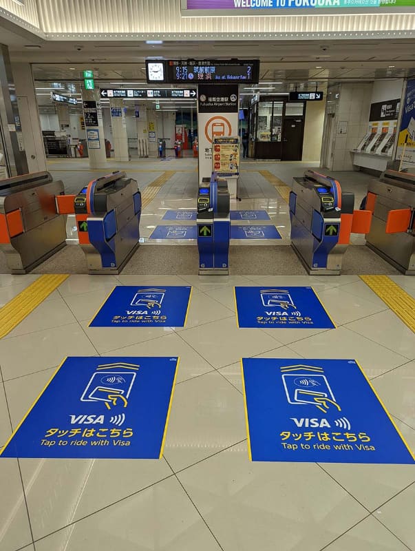 福岡市地下鉄の福岡空港駅に導入されたオープンループ用のゲート。交通系IC利用も兼用しているが、狙いの1つはインバウンドを含む「交通系ICカードを持たない人」の取り込みにあるようだ
