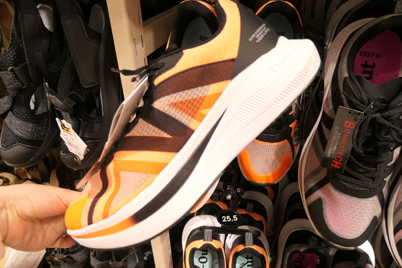 ソールに反発力のあるカーボン配合プレート「DRIVEN PLATE」を内蔵