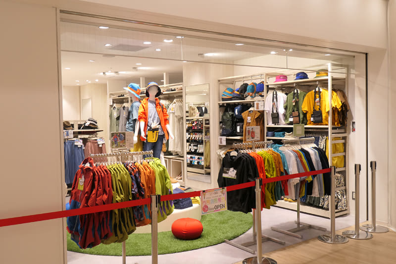 店舗外からジュニア用商品が見える配置