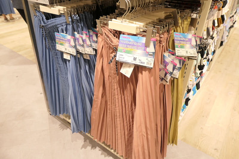 撥水ライトプリーツスカート。他店やオンラインストアでは品薄状態が続いている