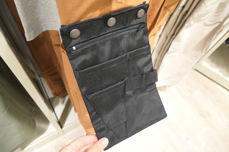 ガーデニング用のためハサミなどが入れられるポーチが付属しているが、普段使い用としても人気