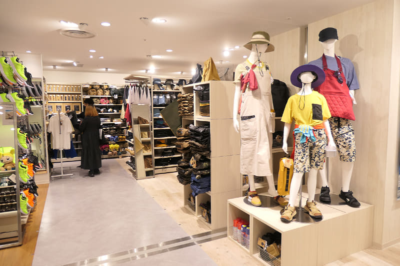 ウェアと靴売場は隣接。首都圏の商業施設内店舗としては最大面積で、男性用、女性用、ジュニア用など幅広く取り扱う