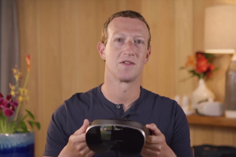 試作機を紹介するマーク・ザッカーバーグ氏