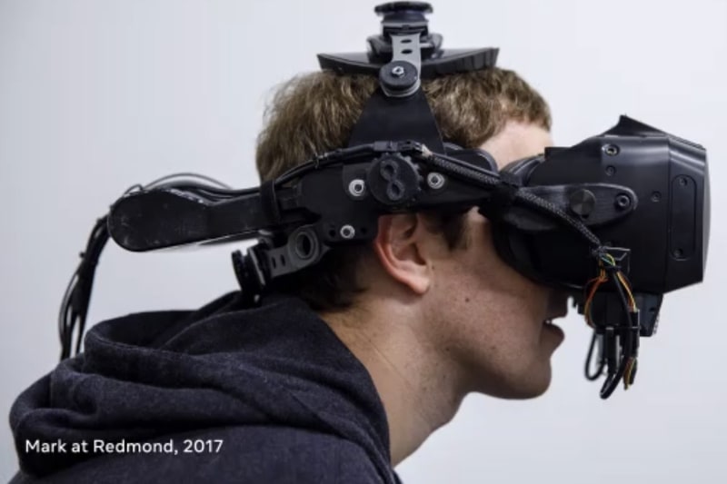 2017年の試作機。装着しているのはマーク・ザッカーバーグ氏