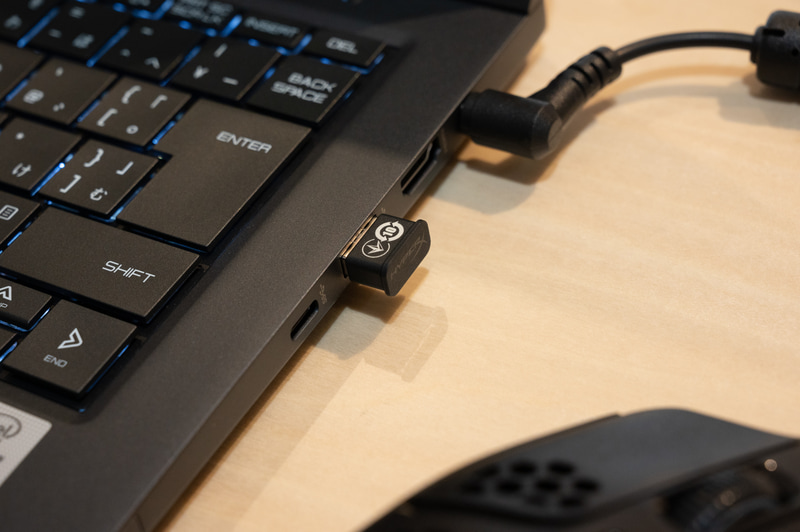 PC側には2.4GHzで低遅延の無線ドングルを装着します