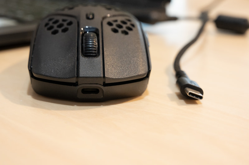 先端のUSB Type-C端子で有線接続や充電ができます