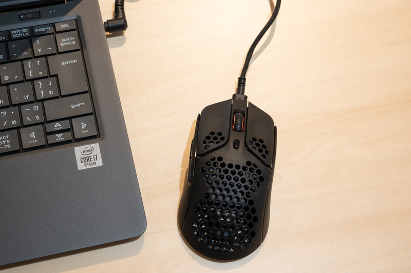 有線接続/充電時。付属のケーブルは軽量で柔らかく、マウスの動きを妨げにくくなっています