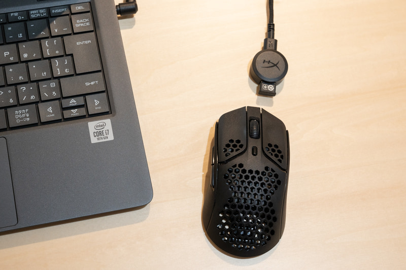 自宅のデスクトップPCなどでは、付属のアダプターで無線ドングルを近くに持ってくることもできます。副次的なメリットとして、バッテリーが切れそうになったら丸いアダプターを外してケーブルをマウスに挿すだけですみます