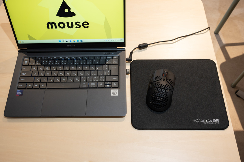小型のマウスパッドを組み合わせればさらに快適に。組み合わせているノートPCは、マウスコンピューターの「mouse X4-i7」。マグネシウム合金採用で薄型・軽量の14型ノートPCで、軽量なゲーミングマウスとの相性も良い塩梅です