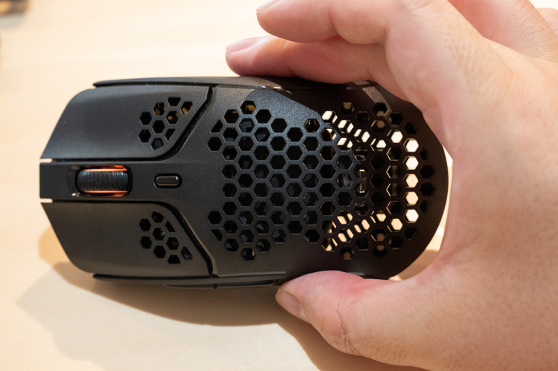 先端のUSB Type-C端子で有線接続や充電ができます