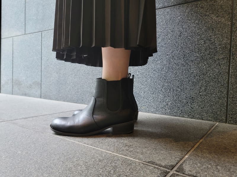 スカート丈。Mサイズは160cmの筆者で足首が見えるくらい。ショートのレインブーツだと少し濡れますが許容範囲