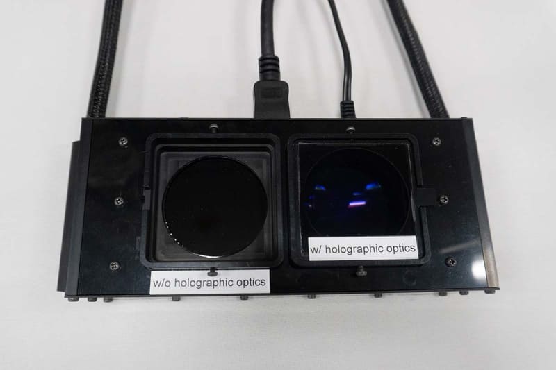 開発中の「ホログラム光学系」レンズ。写真ではわかりづらいが、平板で薄型なのが特徴