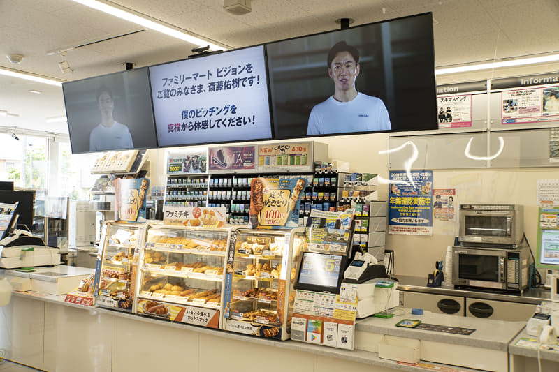 レジの上部に設置されている