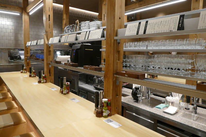 店内は木と金属の組み合わせで伝統と新しさを演出