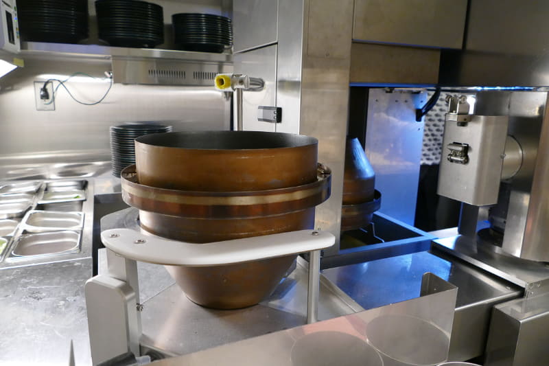 ロボットが扱うフライパン