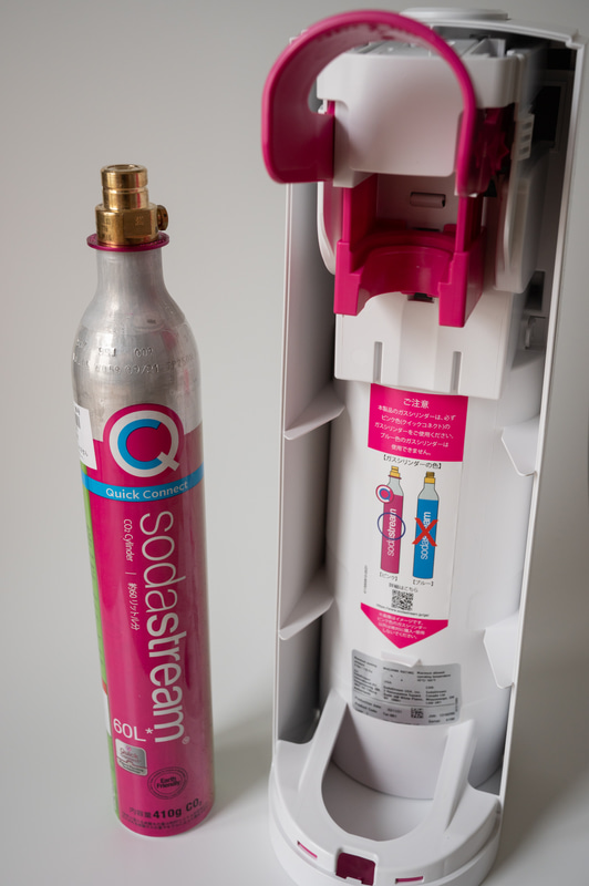ソーダストリーム TERRAは新型のクイックコネクト・ガスシリンダーを使います。ピンク色のラベルが目印です