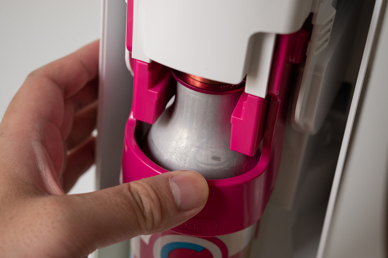 レバーを下げるとガスシリンダーが持ち上がり、装着完了。軽い力で簡単にセットできます