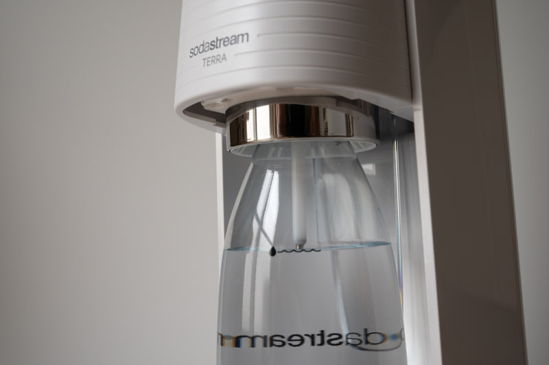 本体側に傾けて垂直にするとボトルがロックされます