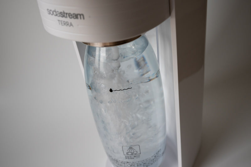 ボタンを押すと炭酸ガスが注入。水位がぐんぐん上がってくるので、1秒ずつといったように細かくボタンを押して、合計の注入時間で炭酸の強さをコントロールします。トータルでも10秒とかかりません