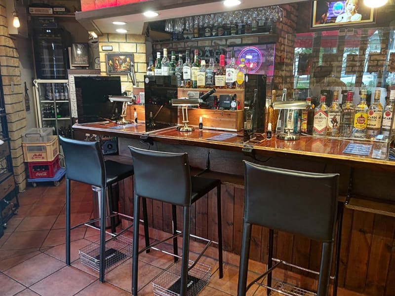 バーカウンター側の席