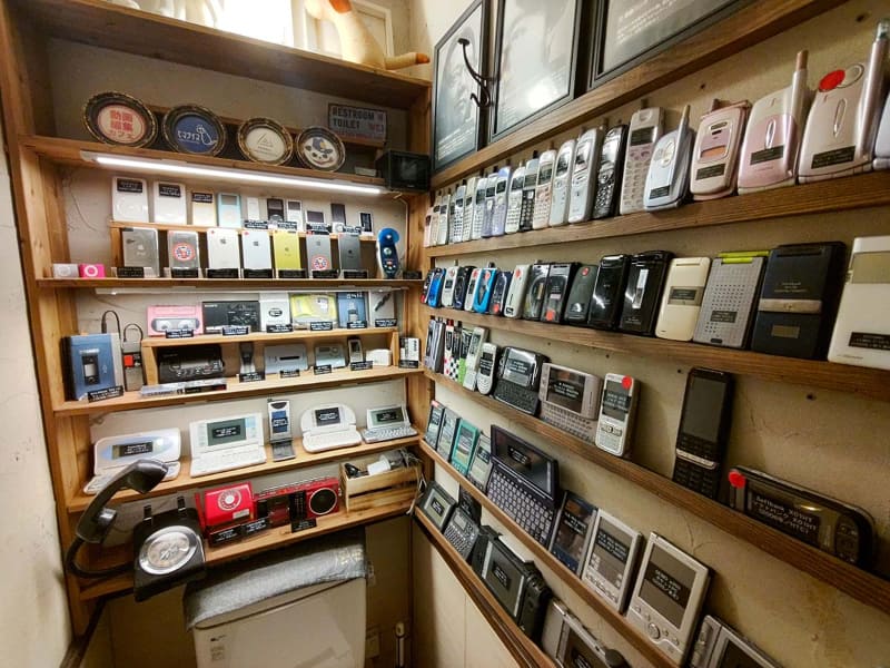 トイレに飾られた懐かしのガジェットたち