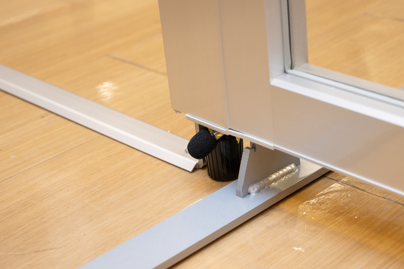 ドア付近のマイクがスマートフォンから再生された「トリガー音」を拾う。騒がしくても問題なく、人にはほぼ聞こえない帯域も使われるため「今ので聞こえたの?」と驚く