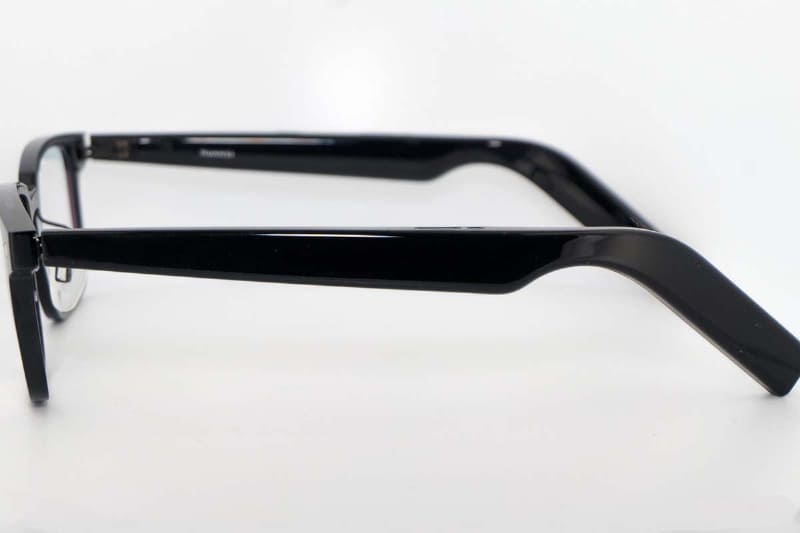 横から見ると、ツルの部分の凹みが耳にフィットします。私は頭のサイズ的に特に問題なく装着できました