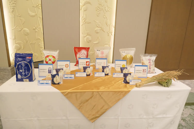 北海道「ふっくりんこ」、山形「雪若丸」、石川「ひゃくまん穀」、富山「富富富」、福井「いちほまれ」、北海道「ゆめぴりか」の6銘柄を展開