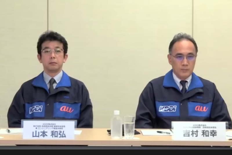 KDDI 執行役員 技術統括本部 副統括本部長 兼 エンジニアリング推進本部長 山本和弘氏(左)と取締役執行役員専務 技術統括本部長 吉村和幸氏(右)
