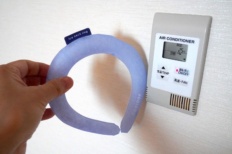 冷房の効いた部屋に置いておくだけでみるみる凍結していきます。首に装着するとしっかり冷たさを感じられます