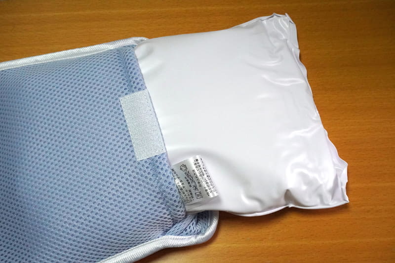 中には保冷剤が。メッシュカバーは洗濯機で洗える