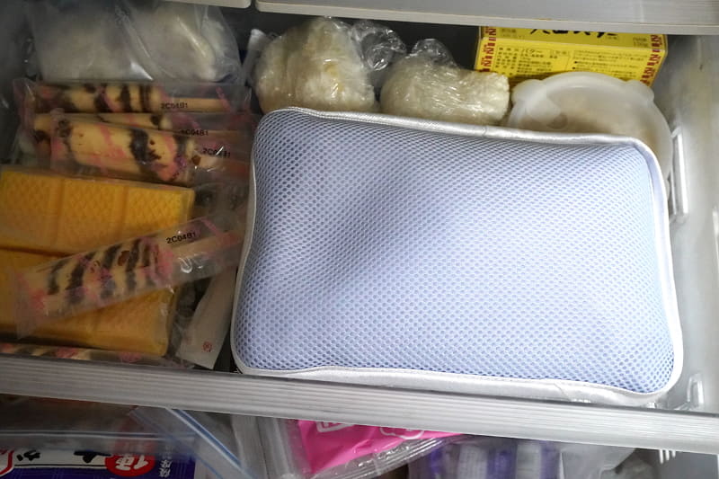 冷凍庫に水平に置き、8時間以上冷やす