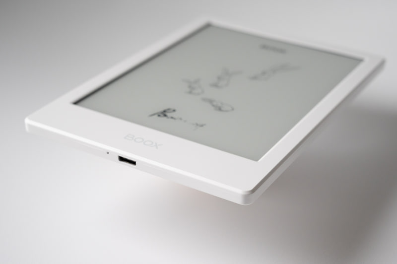 下部はUSB Type-C端子。左はマイク用の穴です