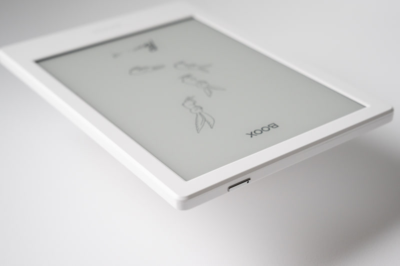 ボタンは上部の電源ボタンのみ。インジケーターランプを備えています