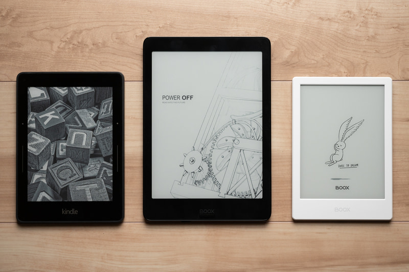 左からKindle Voyage(2014)、BOOX Nova Pro(2019)、BOOX Poke4 Lite(2022)