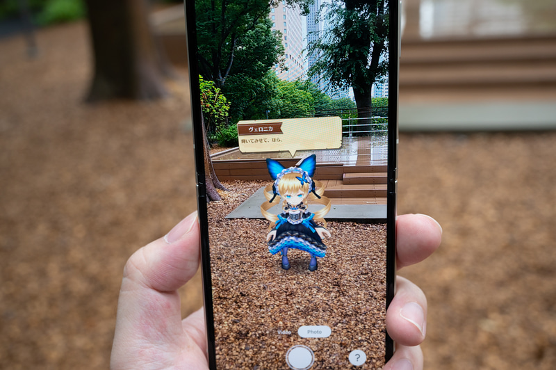 ゲーム世界のアイテムやキャラクターが登場、タップするとセリフも表示される。カメラを向ける度にしぐさが変わるといった細かな演出も