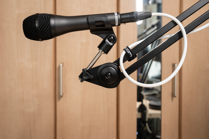 マイク側の短い銀色のポールは上下の向きを固定できます。ただしガチガチに固定できるわけではなく、強い力がかかると動きます